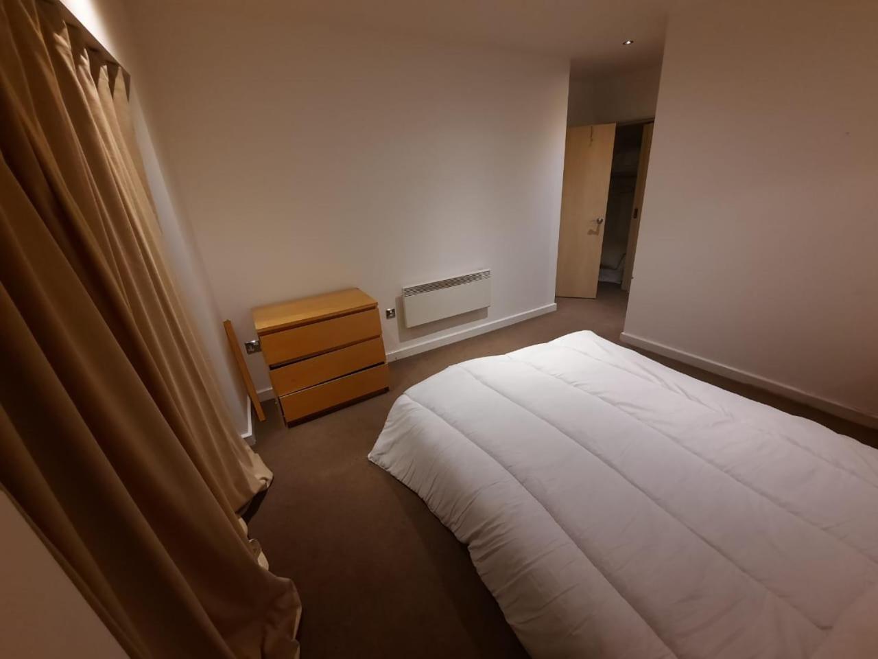 Room In Cardiff City Center - Swiftstay Bagian luar foto