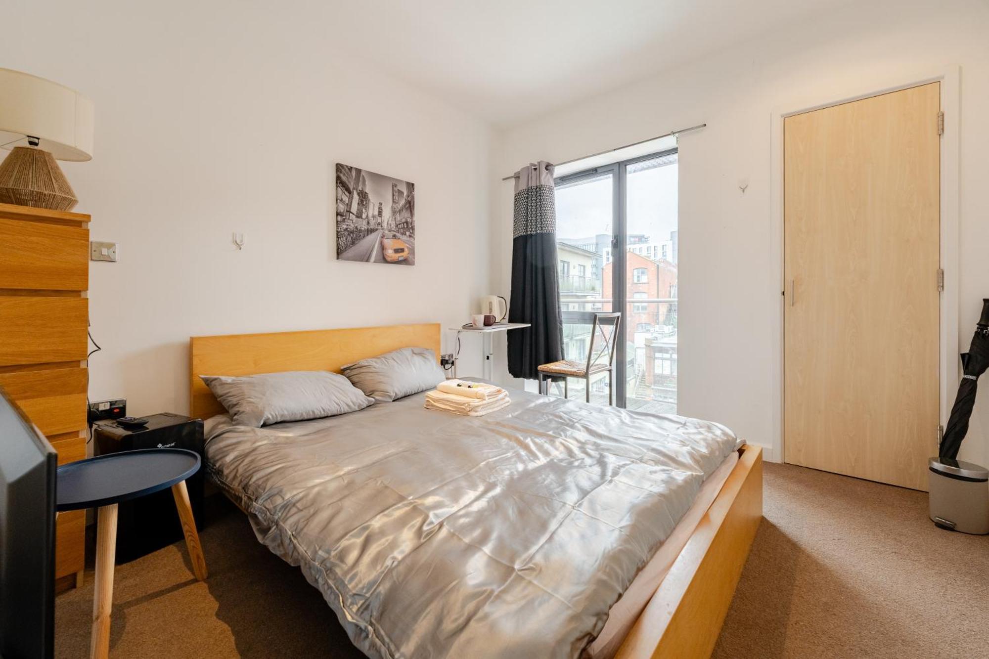 Room In Cardiff City Center - Swiftstay Bagian luar foto