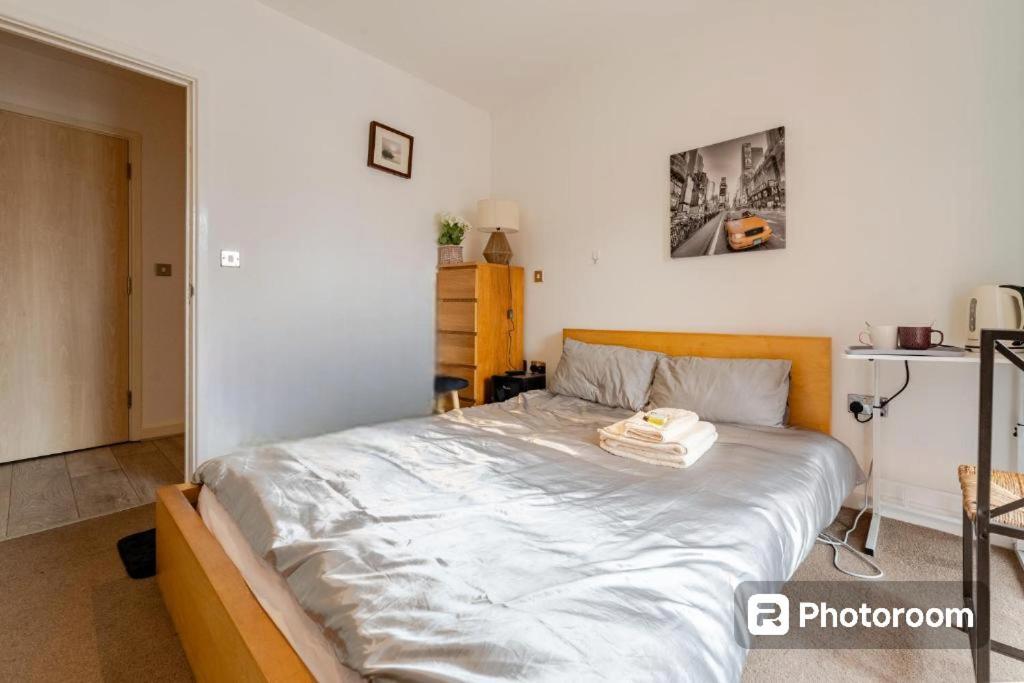 Room In Cardiff City Center - Swiftstay Bagian luar foto